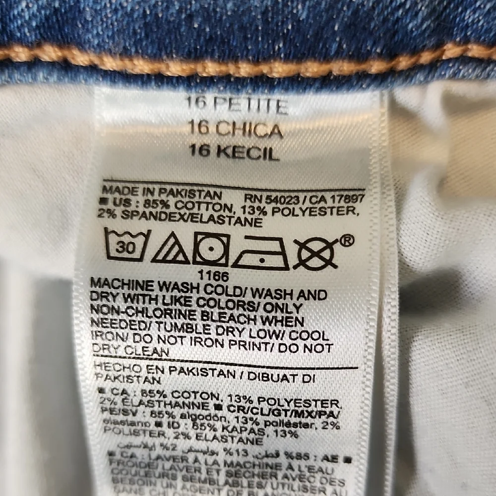 Old Navy Distressed Cropped Jeans in Dark Blue - Picture 13 of 13